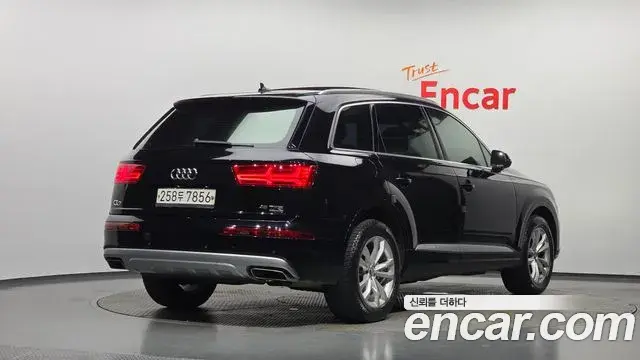 Audi Q7 2019 — Фото 2/20