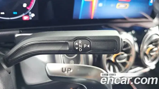 Mercedes-Benz GLB-Class 2025 — Photo 8/20