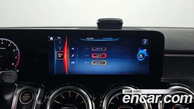 Mercedes-Benz GLB-Class 2025 — Photo 17/20