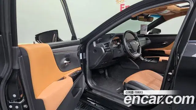 Lexus ES300h 2023 — Photo 10/20