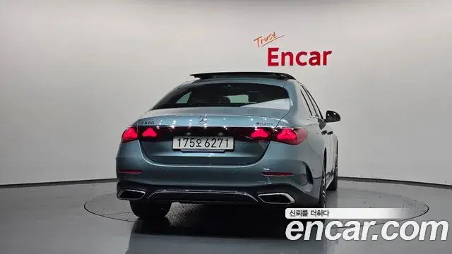 Mercedes-Benz E-Class 2025 — Photo 4/20
