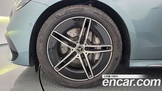 Mercedes-Benz E-Class 2025 — Photo 5/20
