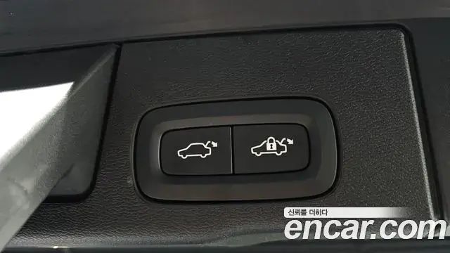 Volvo XC60 2021 — ფოტო 21/34