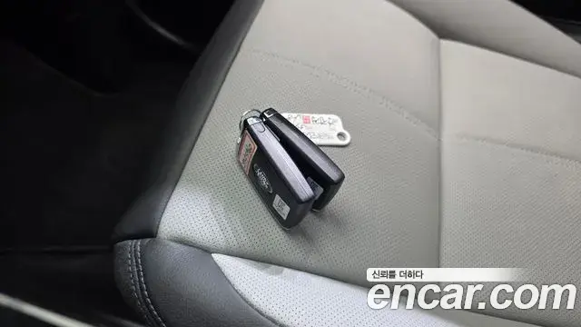 Land Rover Range Rover Velar 2025 — Photo 18/20