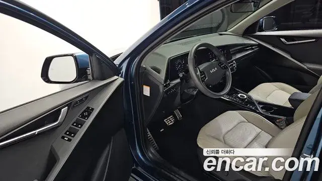 Kia Niro 2022 — Фото 10/20