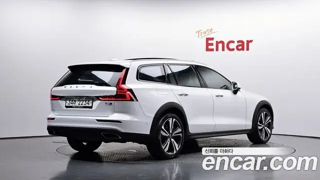 Volvo V60 Cross Country 2019 — Фото 2/20