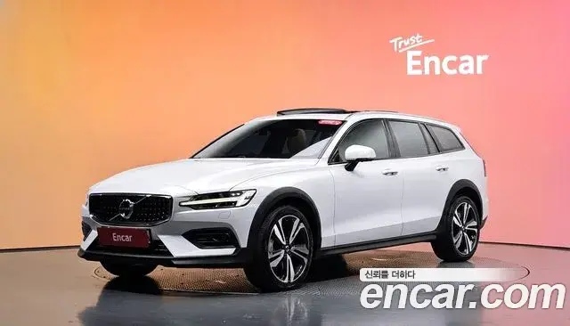 Volvo V60 Cross Country 2019 — Фото 1/20