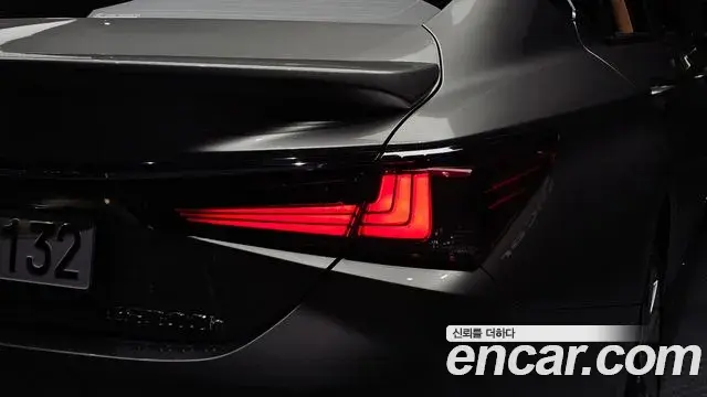 Lexus ES300h 2026 — ფოტო 28/36