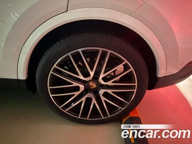 Porsche Cayenne 2025 — Фото 13/17