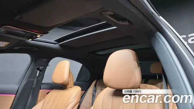 Mercedes-Benz E-Class 2024 — Photo 18/20
