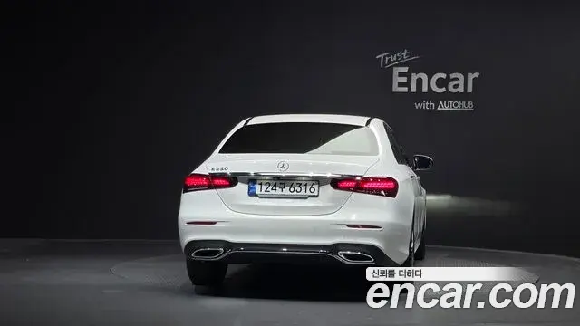 Mercedes-Benz E-Class 2023 — Photo 4/20