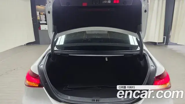 Mercedes-Benz E-Class 2023 — Photo 19/20