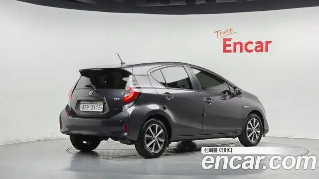 Toyota Prius C 2018 — Фото 1/20
