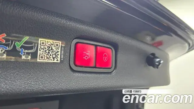 Mercedes-Benz C-Class 2025 — Photo 19/20