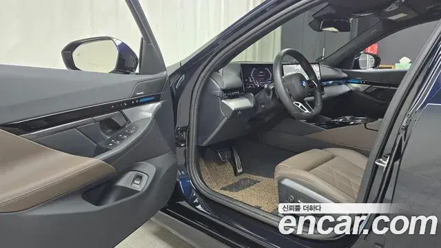 BMW 5 Series 2024 — Photo 10/20