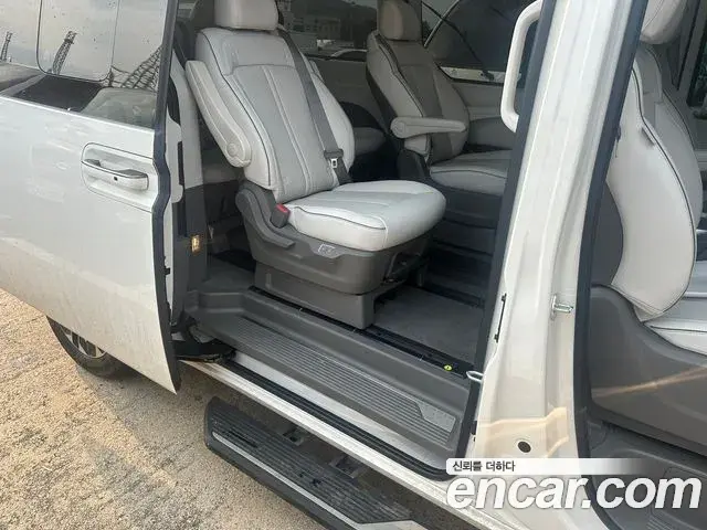 Hyundai Staria 2023 — Photo 18/20