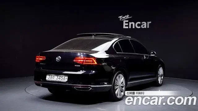 Volkswagen Passat GT 2018 — ფოტო 13/20