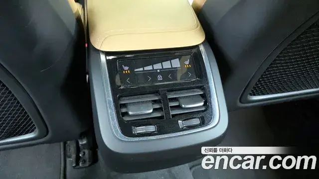 Volvo XC60 2022 — Photo 18/20