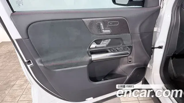 Mercedes-Benz GLA-Class 2023 — Photo 12/20