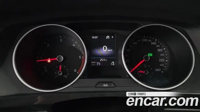 Volkswagen Tiguan 2018 — Şəkil 31/33