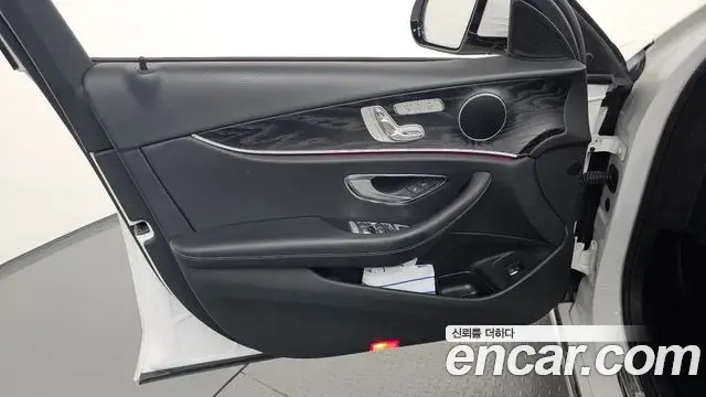 Mercedes-Benz E-Class 2019 — Photo 6/33