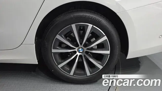 BMW 3 Series 2024 — Photo 19/34