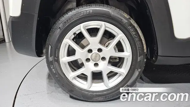 Jeep Renegade 2020 — ფოტო 16/32