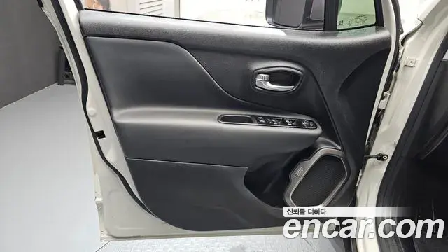 Jeep Renegade 2020 — ფოტო 22/32