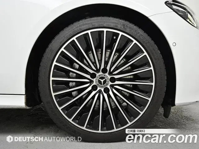 Mercedes-Benz E-Class 2024 — Photo 4/20