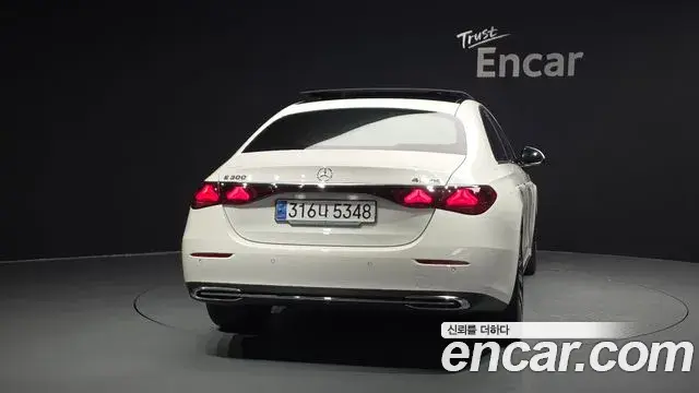 Mercedes-Benz E-Class 2024 — Photo 10/30