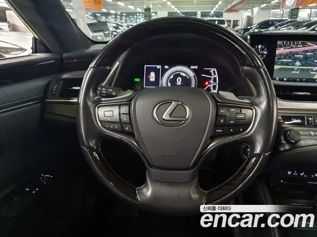 Lexus ES300h 2020 — ფოტო 14/20