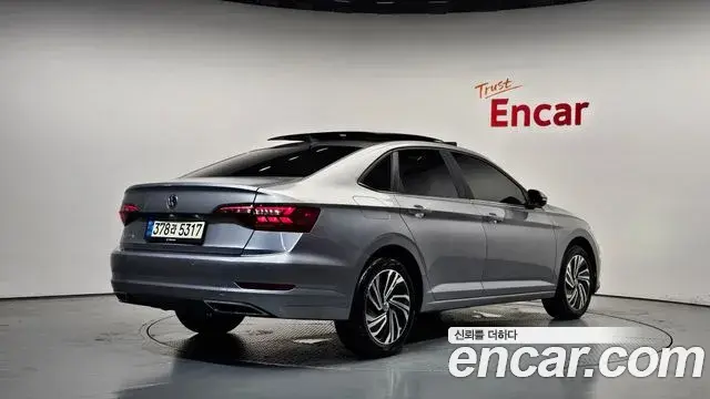 Volkswagen Jetta 2021 — ფოტო 13/35
