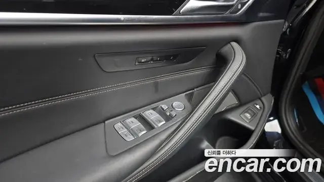 BMW 5 Series 2022 — ფოტო 30/32