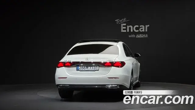 Mercedes-Benz E-Class 2024 — Photo 4/20