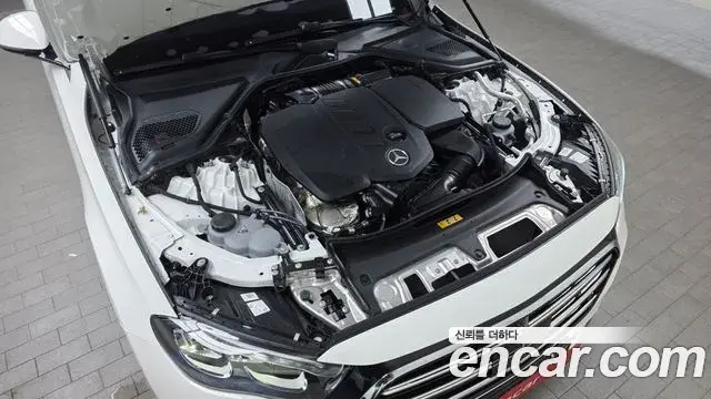 Mercedes-Benz E-Class 2024 — Photo 6/20