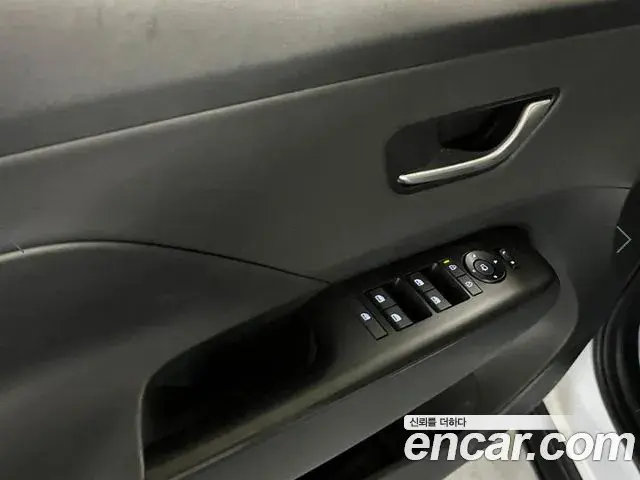Hyundai Kona 2023 — Фото 12/18
