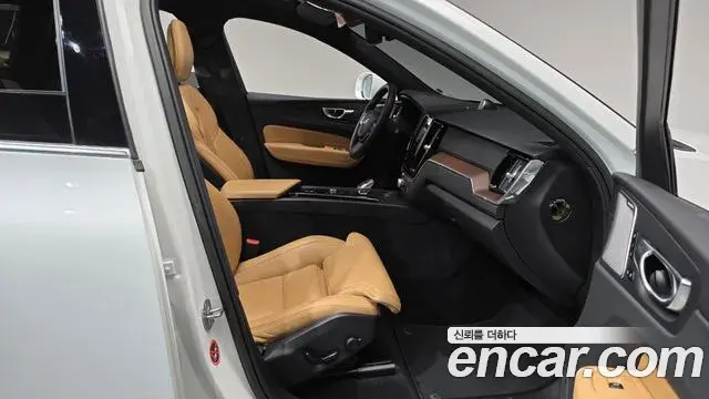 Volvo XC60 2023 — Photo 14/37