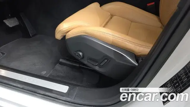 Volvo XC60 2023 — Photo 35/37