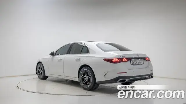 Mercedes-Benz E-Class 2025 — Photo 2/19