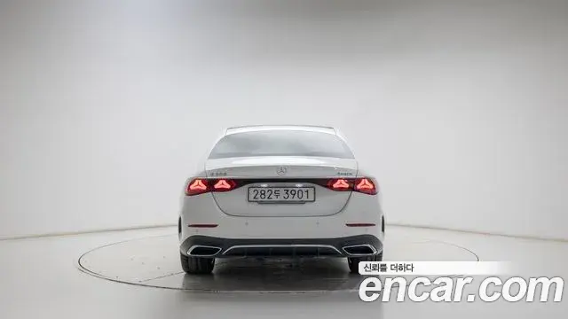 Mercedes-Benz E-Class 2025 — Photo 4/19