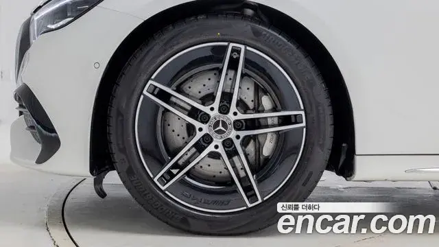 Mercedes-Benz E-Class 2025 — Photo 5/19