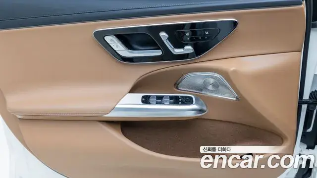 Mercedes-Benz E-Class 2025 — Photo 12/19