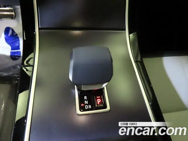 Land Rover Range Rover Velar 2025 — Photo 12/20