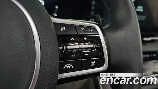 Kia Carnival 2023 — ფოტო 33/38