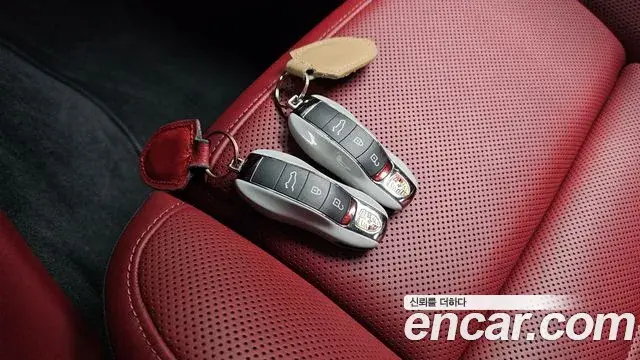 Porsche Macan 2022 — Şəkil 25/32