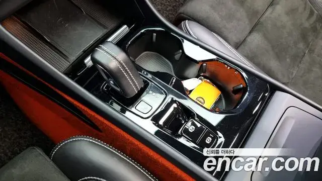 Volvo XC40 2020 — Şəkil 9/20