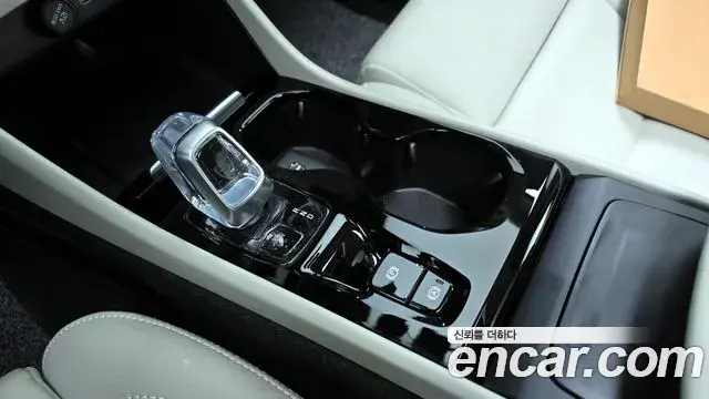 Volvo XC40 2024 — Photo 9/20