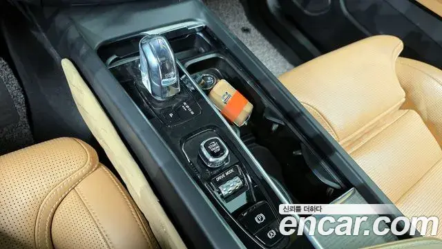 Volvo XC60 2019 — Photo 9/20