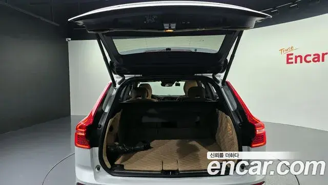 Volvo XC60 2019 — Photo 20/20