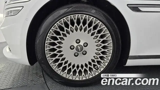Genesis Electrified G80 2022 — Photo 5/20